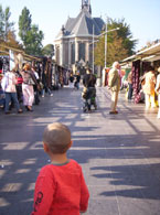Zondag gingen we met mamma mee naar de stoffenmarkt
